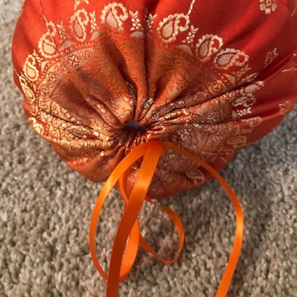 NEW SATIN NECK ROLL W/MATCHING EYE PILLOW. BEAUTIFUL ORANGE/GOLD PATTERN! - Picture 2 of 4